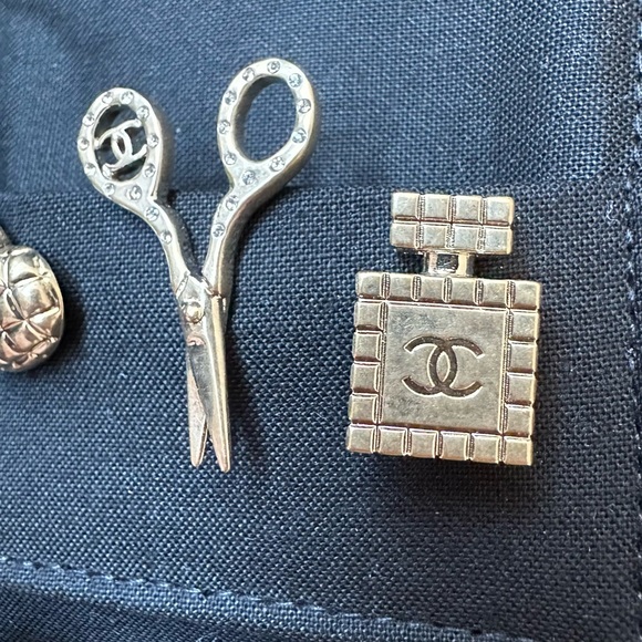 🚨 HOST PICK 🆕 Chanel Matte Gold Mini Brooch Set: Heart, Perfume, Scissors - Picture 8 of 15